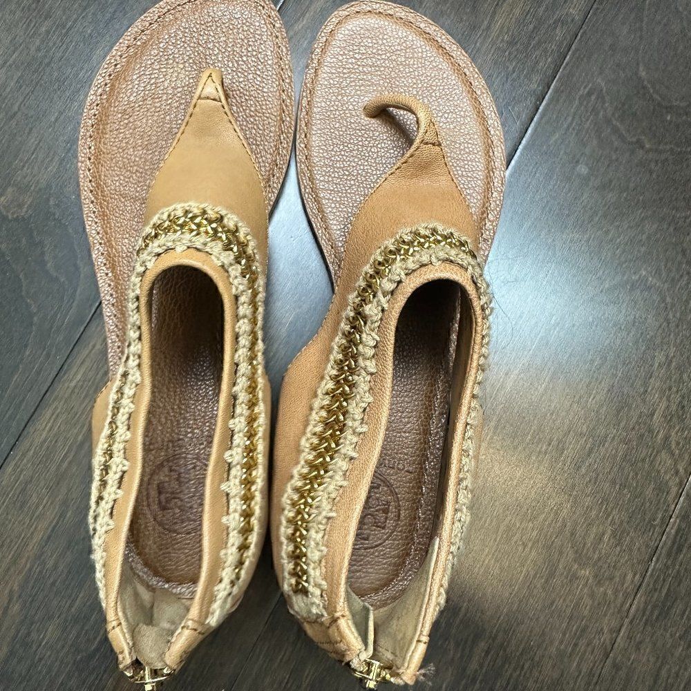 EUC Tory Burch Sandals, Tan/Brown with Gold chain Accent, Size 8